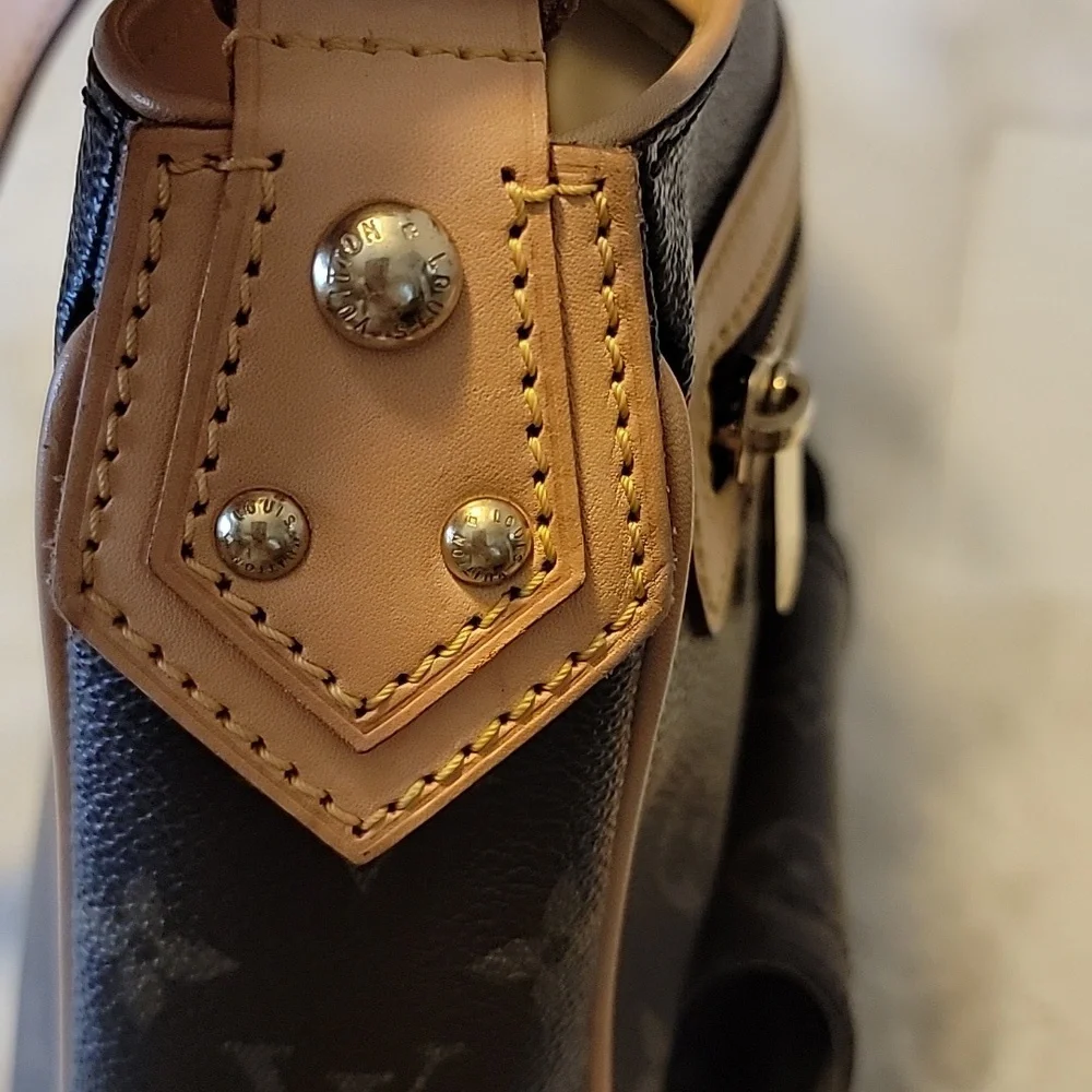 Louis Vuitton Hudson Crossbody Bag - Picture 5 of 16